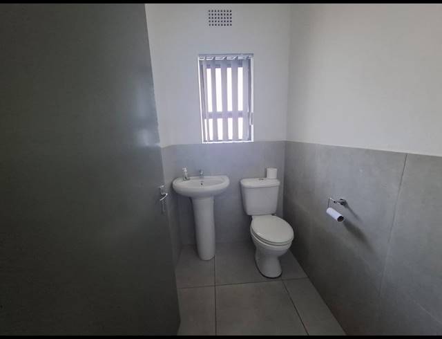 1,040M² OFFICE FOR SALE IN VANDERBIJLPARK SW 5